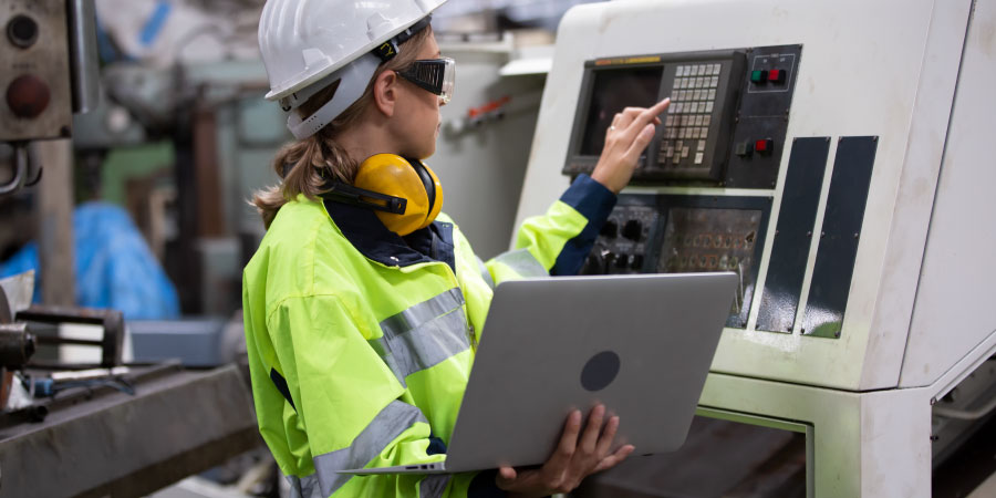 Técnica especializada realizando tareas de mantenimiento preventivo en equipos industriales